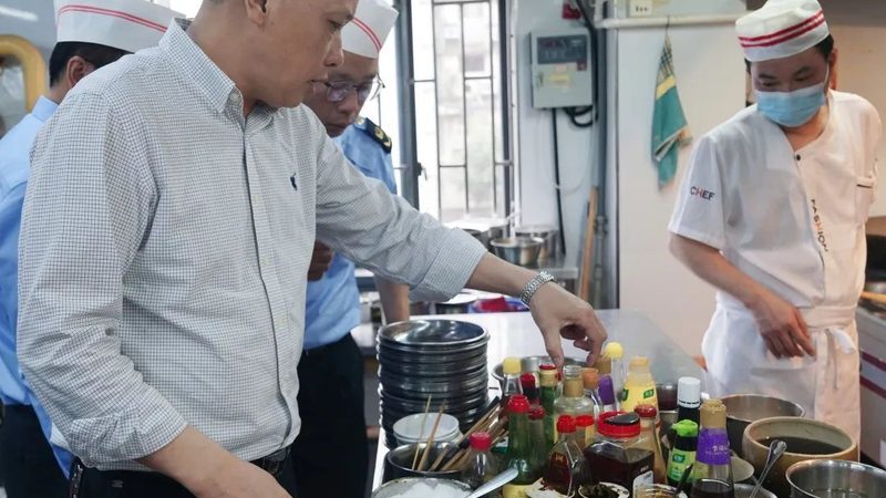 小标题：行业背景：食品代工的兴起与挑战